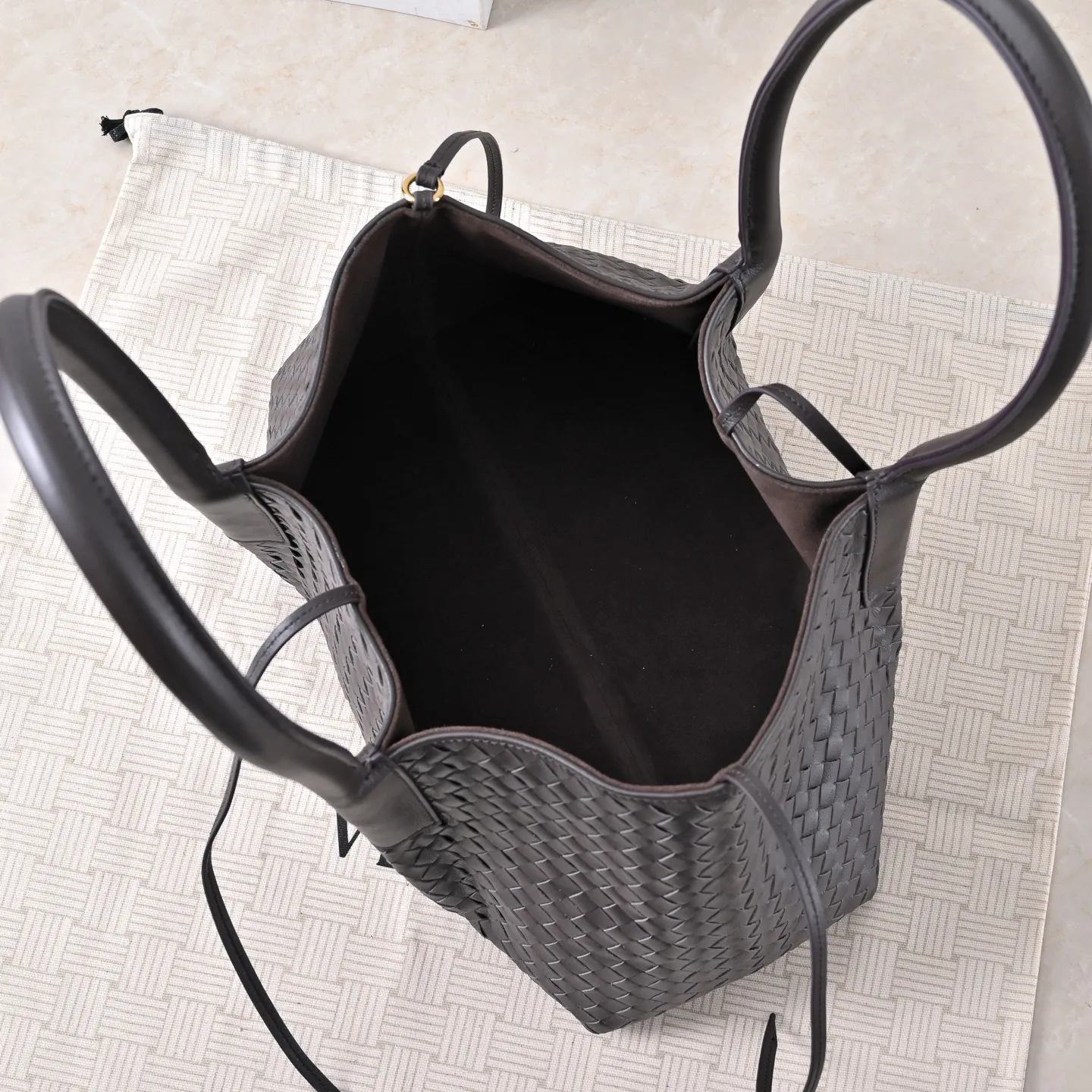 Batch 1860 Bv 2025 early spring series Pinacoteca medium tote handbag. The front is made of classic Intreccia woven cow leather. It is low-key and luxurious. The flip side is made of warm suede. It instantly switches to a lazy and casual style. It has a large interior capacity. It is no pressure to carry a computer for commuting. It is also thoughtfully matched with a small detachable bag. It is full of security. The woven texture is so delicate that you can't put it down. The highlight is that it is super versatile. Come and get your new bag😝 Model: 4371 Size: 34*20*14cm